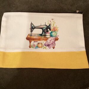 Boutique: Pouch with vintage sewing machine motif. Free notions. 3 styles.